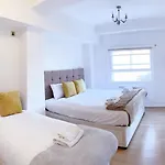 Uk Chaps Retreat: 2 Bedroom - 2Bathroom Apartment